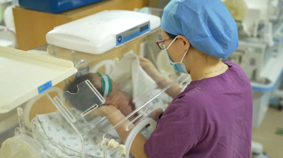 为什么要用婴儿培养箱为啥刚生下来的宝宝，会被单独放在一个透明箱子里？_https://www.jmylbn.com_新闻资讯_第1张